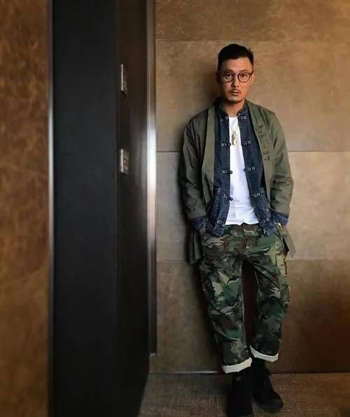 余文乐逛商场拒绝排队,助理放狠话疑似耍大牌,网友:没