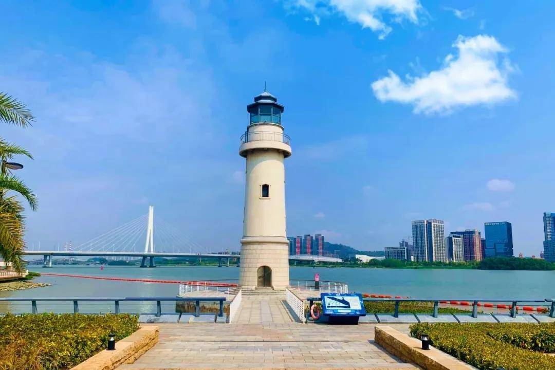 灵山岛尖灯塔:从酒店出发,约10分钟车程,即可到达灵山岛尖灯塔,一个