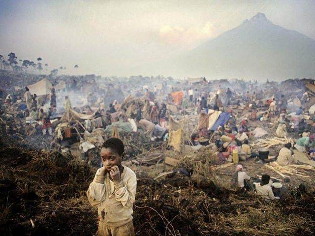 了将近100万名图西人,照片中是种族屠杀后住在刚果难民营的一位孤儿