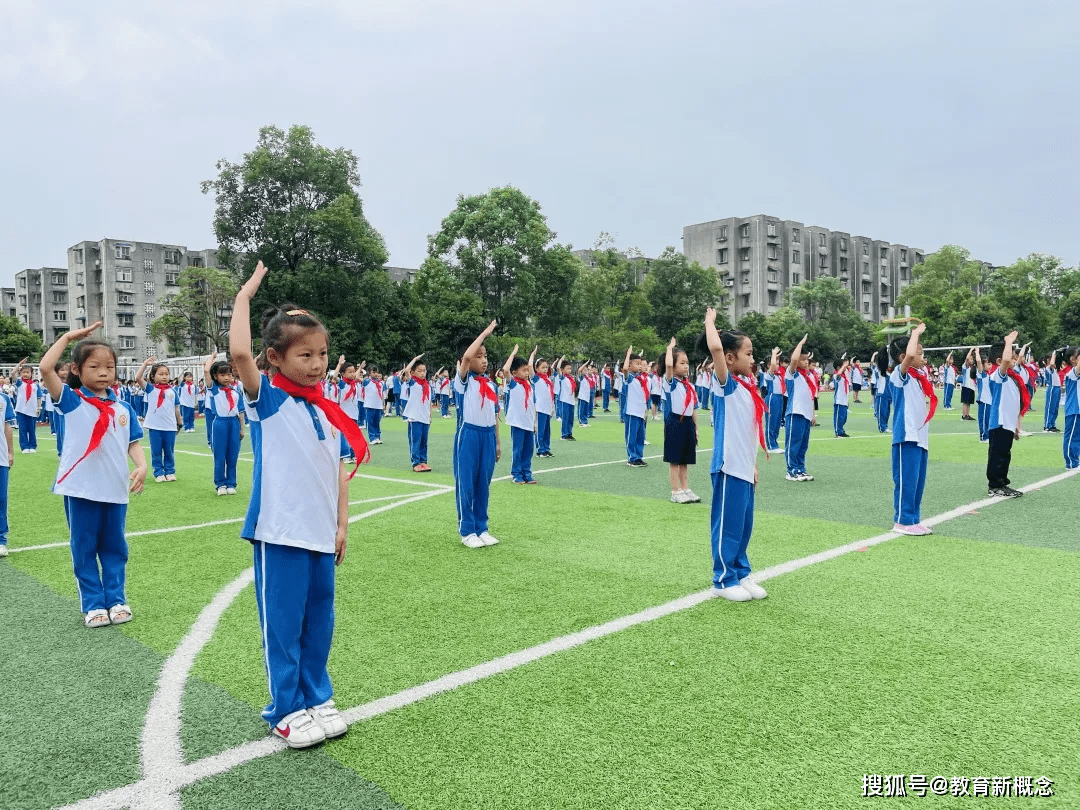 红船起航,逐梦未来——记灵龙小学新队员"六一"入队仪式