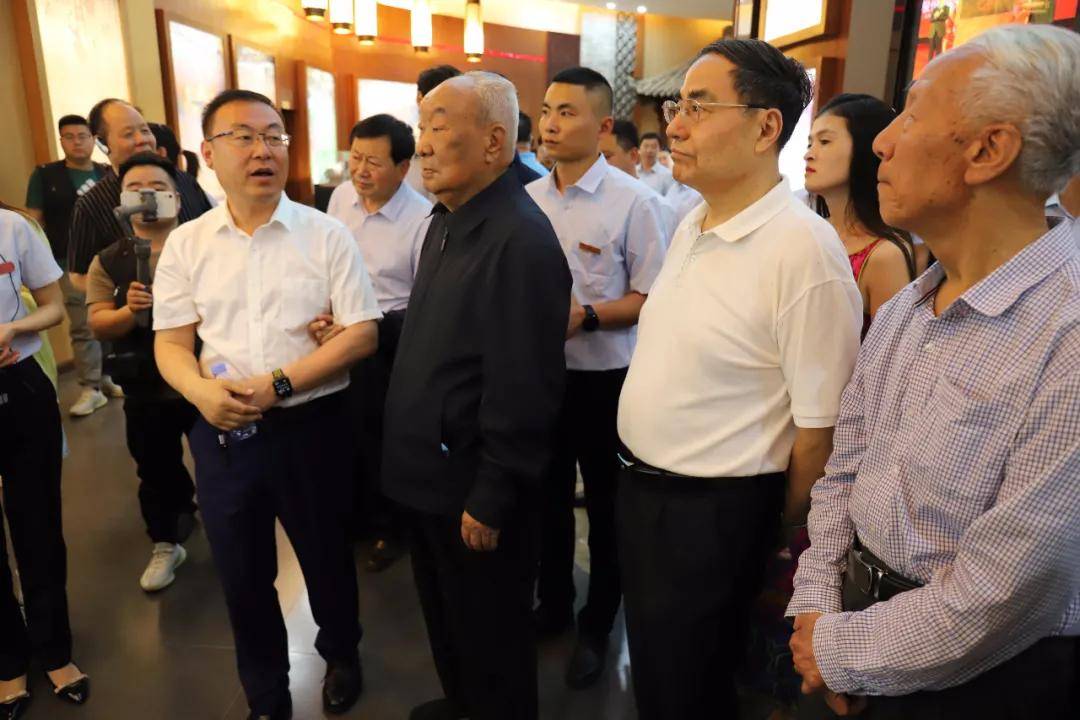 文化助力创新 品牌开拓未来 西安市宝鸡商会携百位书画名家走进西凤