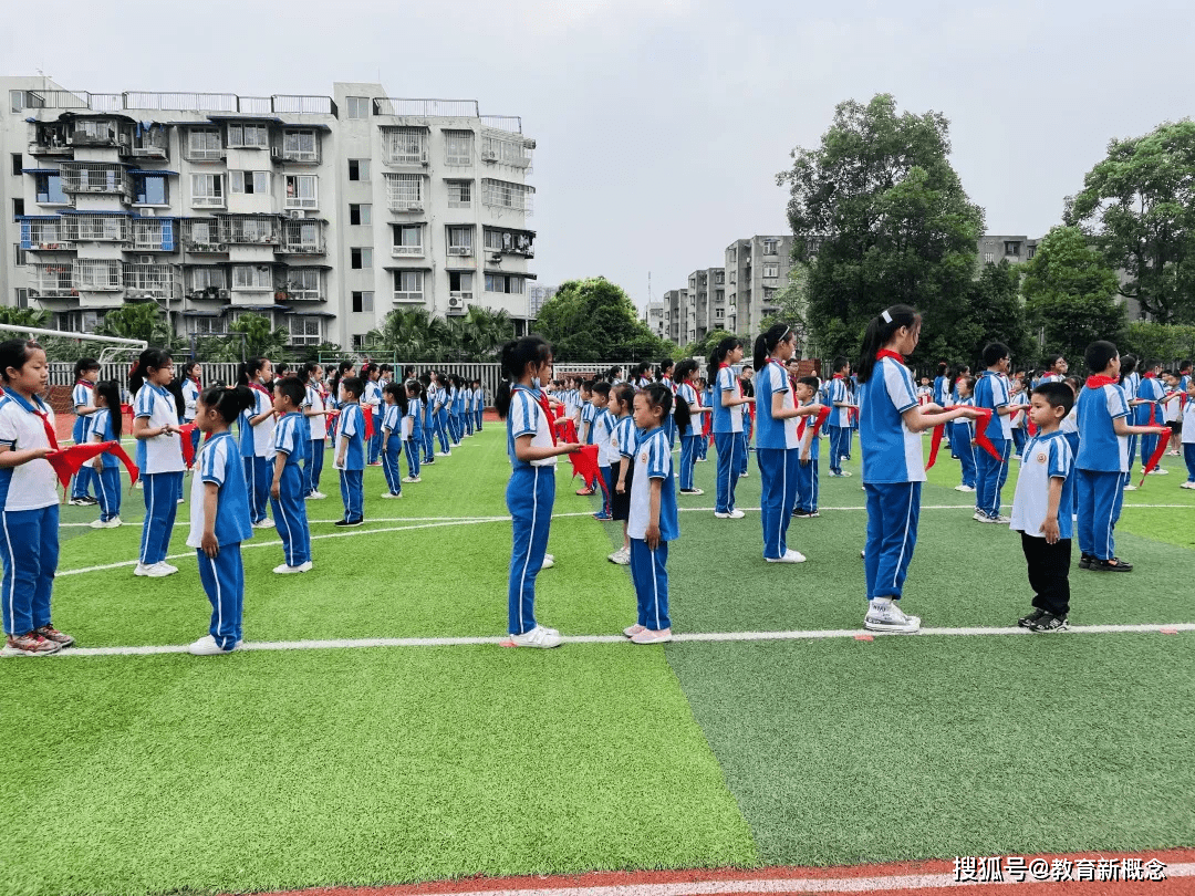 红船起航,逐梦未来——记灵龙小学新队员"六一"入队仪式