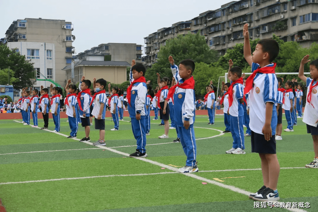 红船起航,逐梦未来——记灵龙小学新队员"六一"入队仪式