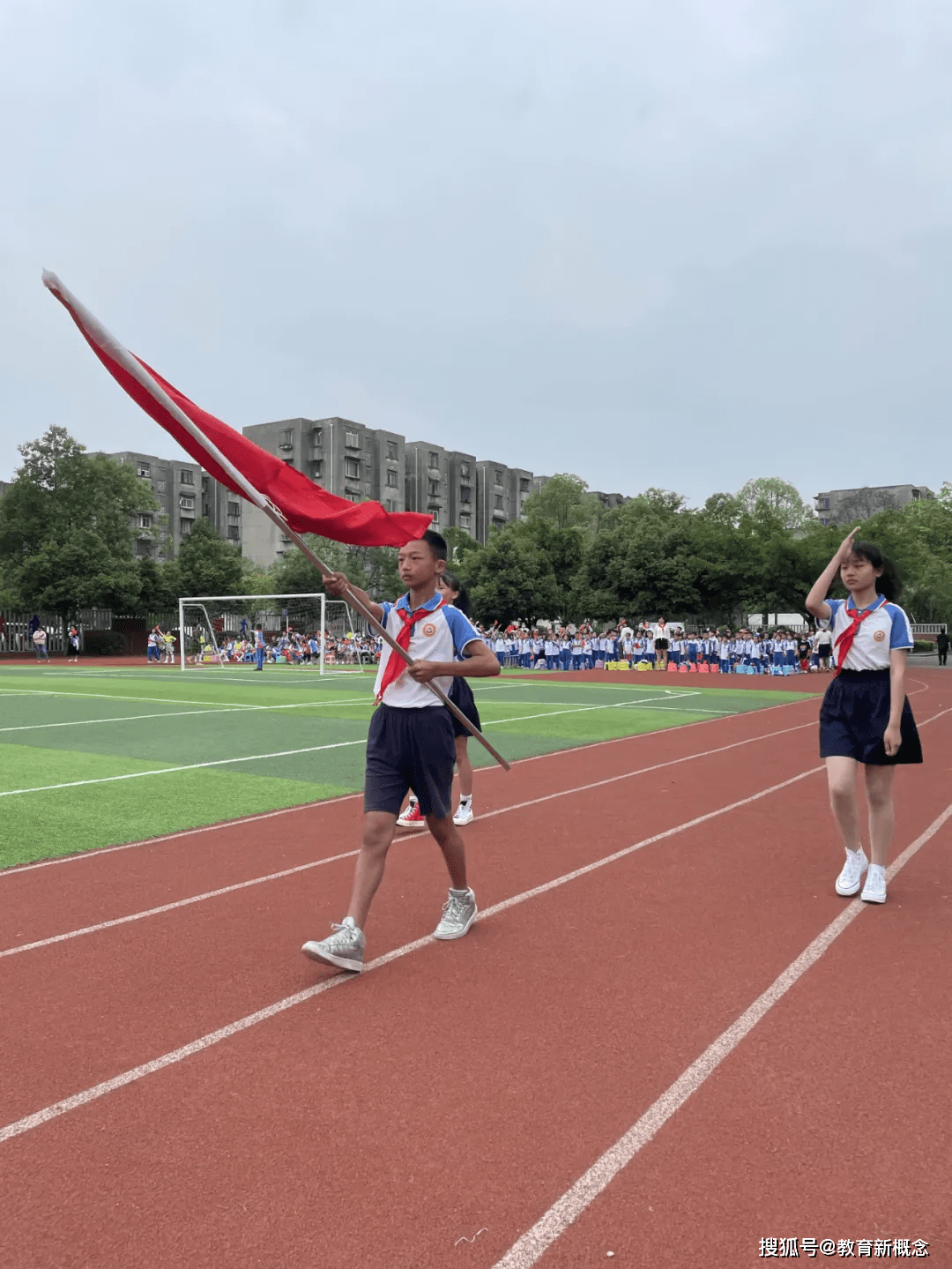 红船起航,逐梦未来——记灵龙小学新队员"六一"入队仪式