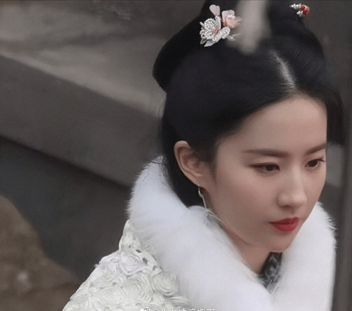 原创刘亦菲《梦华录》正面照曝光,溜肩显仪态差,合照女演员气质更佳