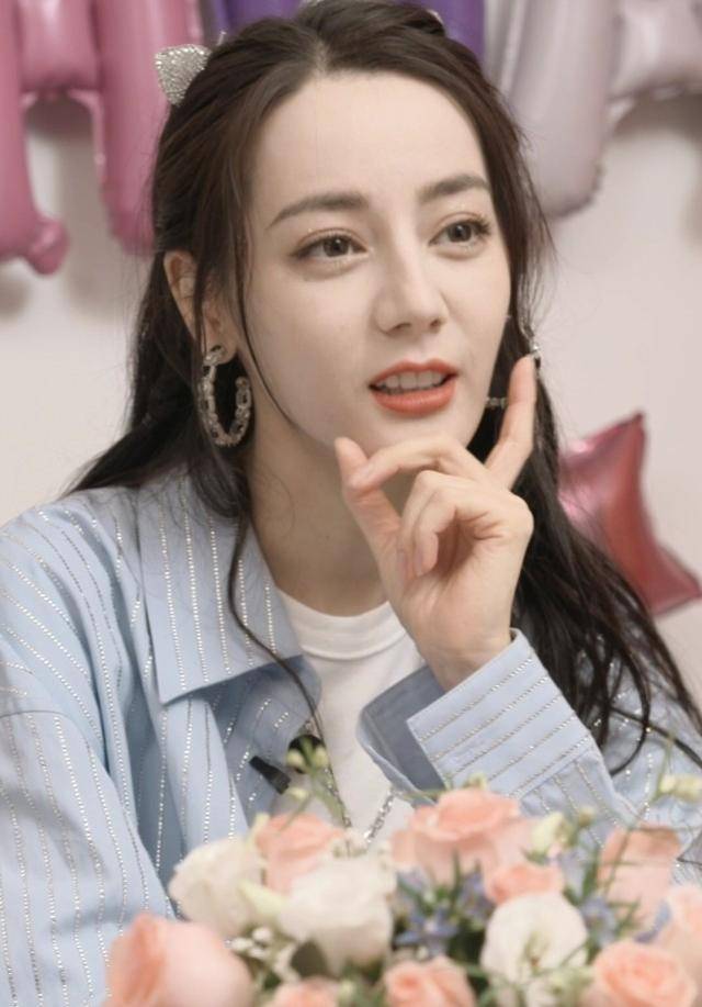 迪丽热巴29岁生日直播,被一个丑玩具吓出表情包,太真实