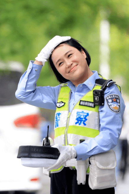 "最美微笑女交警"顾莉雅摘得环球夫人亚太金融赛区亲善大使殊荣