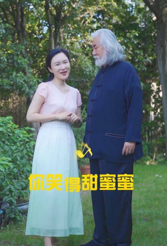 原创张纪中夫妇被偶遇,杜星霖主动依偎在老公怀里,小鸟依人般超甜