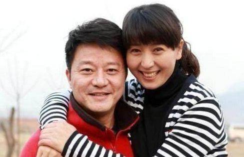 闫学晶二婚嫁给了现任老公马明东,在45岁高龄发现自己怀孕了.