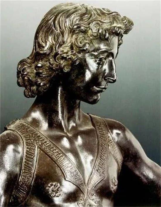 当时达·芬奇的老师韦罗基奥的一个雕塑"美少年大卫",就是以达·芬奇