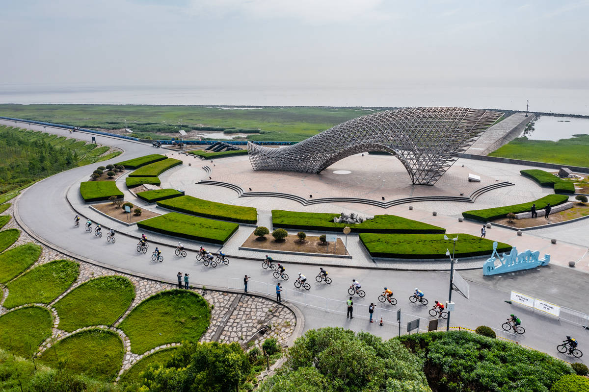 队伍经过上海陆域最东南端的南汇嘴观海公园的巨型司南鱼雕塑.