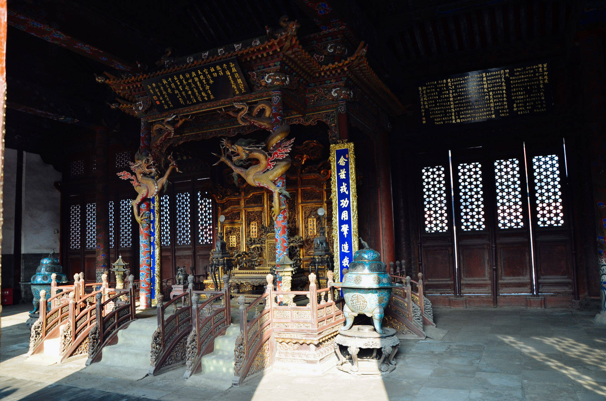 穿过"大清门"迎面就是沈阳故宫最重要的建筑--"崇政殿".