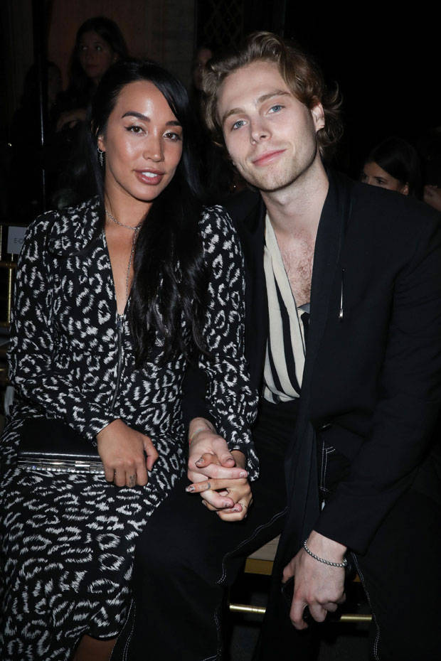 5sos 的 luke hemmings 订婚了:看未婚妻塞拉迪顿的华丽钻石戒指_卢克
