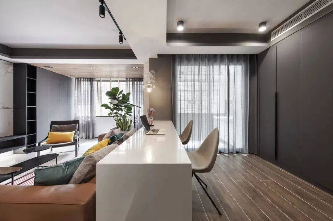 面积比较大的横厅,可以将沙发后面的空间根据自己的需求设计成不同的
