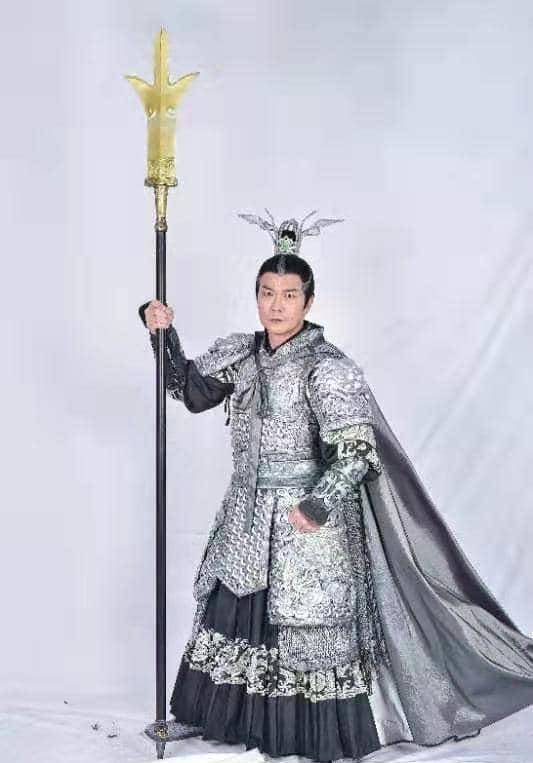 56岁钱小豪二郎神造型曝光身着银亮盔甲依旧威武帅气