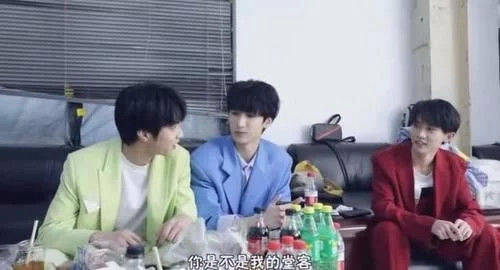 原创时代少年团又在媚粉?刘耀文严浩翔互叫老公媳妇,马嘉祺抖腿吃瓜