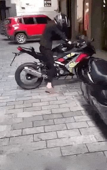 搞笑gif趣图:只有这么可爱的妹子才能驾驭得了这辆摩托车
