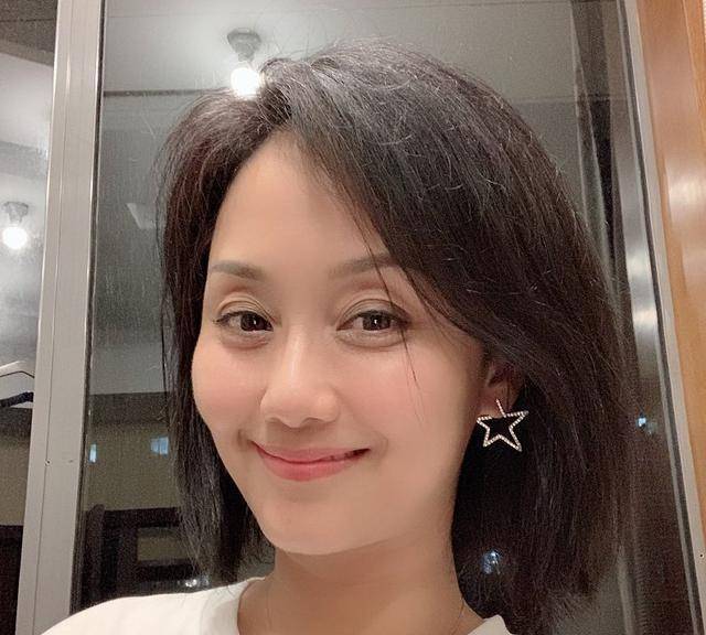 曾演张翰母亲的51岁女星李颖,近照显年轻,嫁富豪女儿是奥运冠军