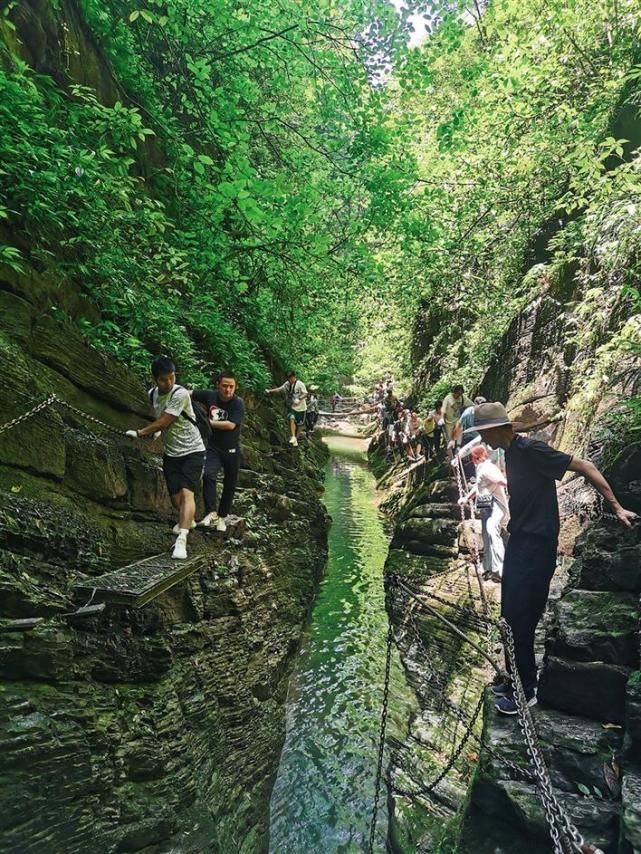 团结报讯(特约记者 石立新)6月8日,古丈县坐龙峡景区迎来"千人旅行团