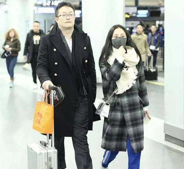 姚笛小腹微隆怀孕五个月?素颜现身下台阶小心翼翼,已停工养胎?
