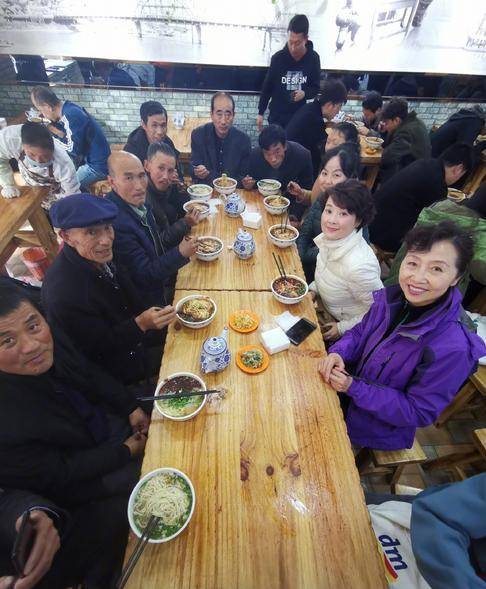 原创袁立和农民工一起聚餐,网友:你笑起来真好看,像春天的花一样美