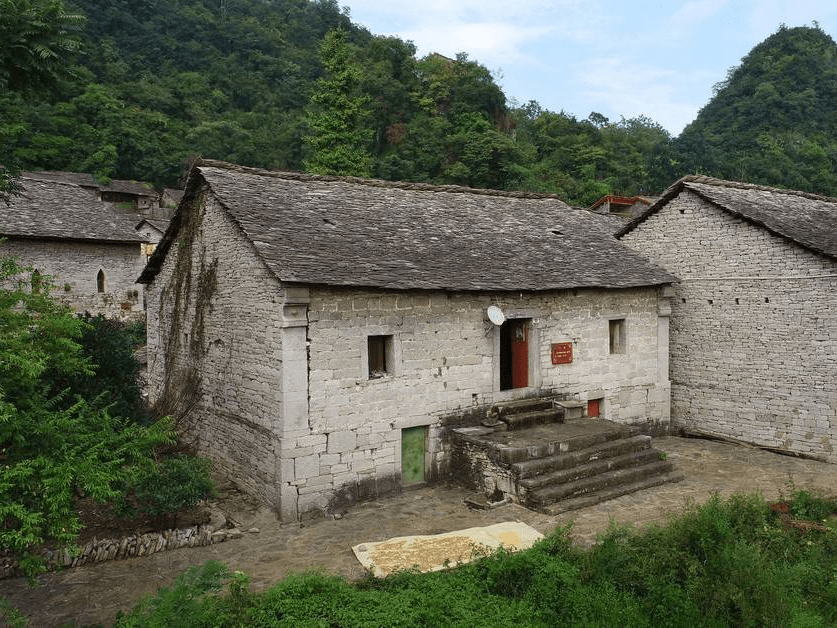 航拍贵州镇宁百年布依族古村落高荡村