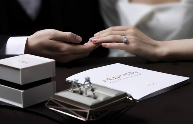 怎样定制求婚戒指?如何选择适合手型的求婚钻戒?