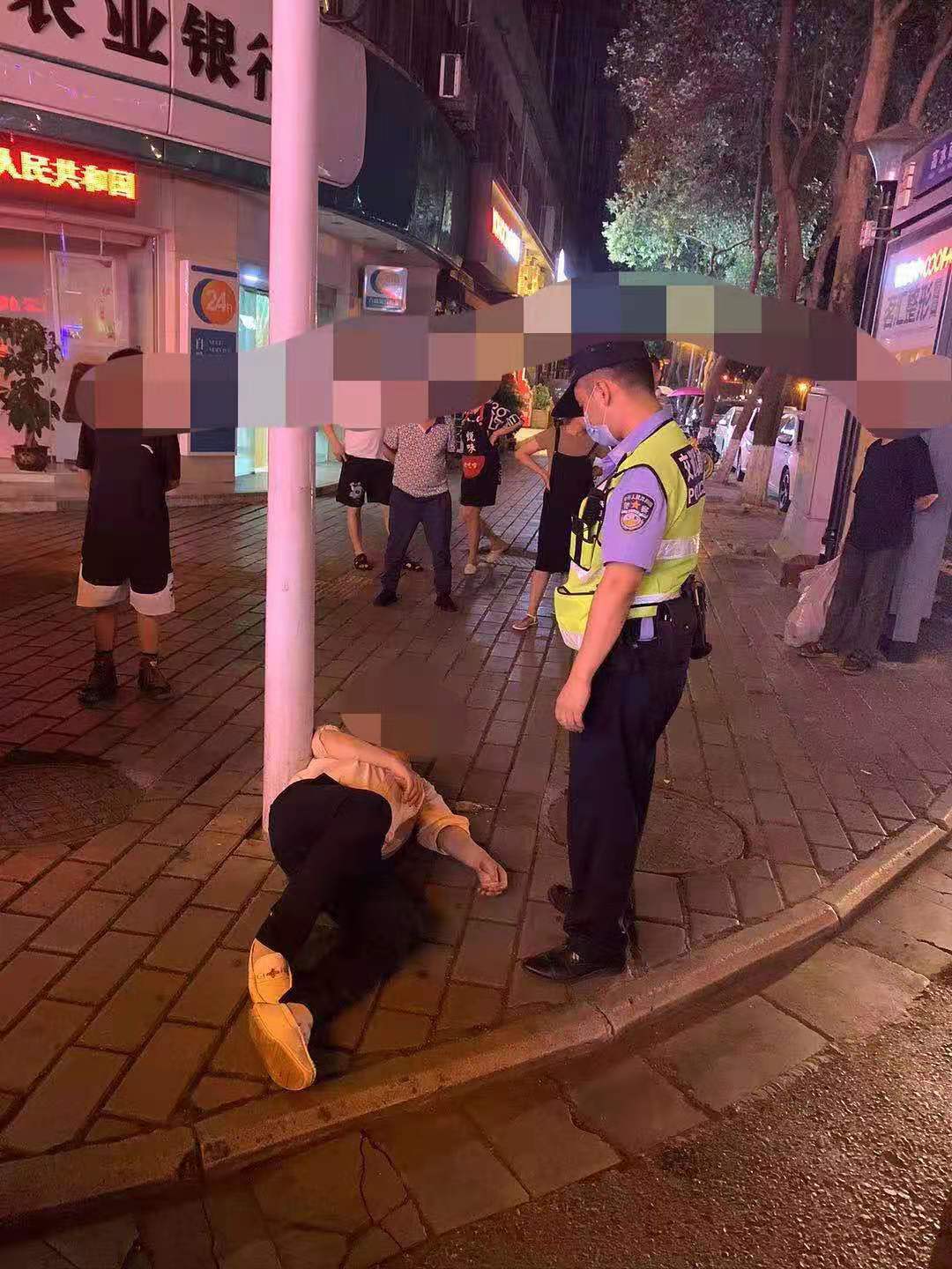 醉酒男躺在路边不醒绵阳特警帮忙
