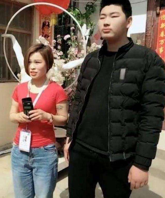 大衣哥朱之文的儿子闹脾气,不想在青岛打工,嫌弃那里工资太低!