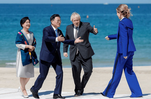 原创第一夫人和王后比拼东方美!金正淑古典风,莱后烫金小黑裙好霸气