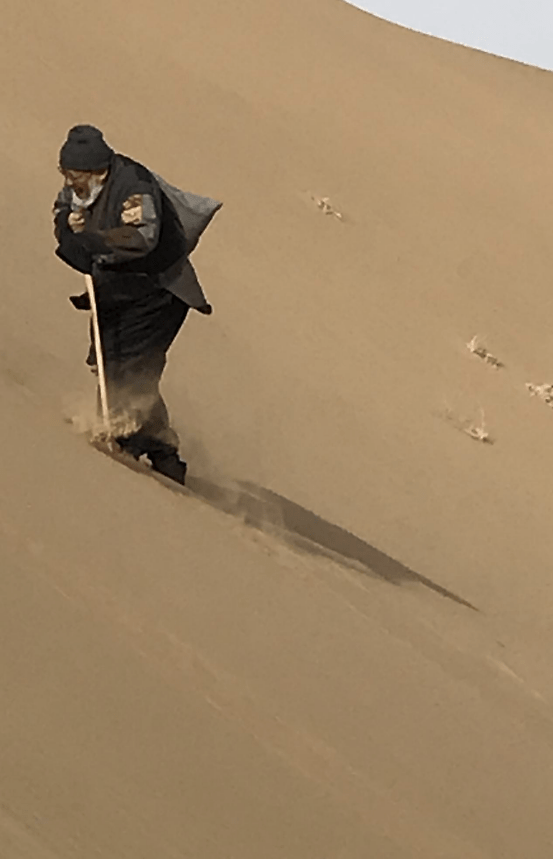 大觉走在沙漠中