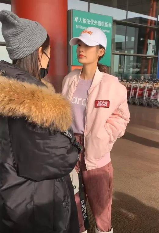 原创李沁与助理在机场被偶遇当看见两人的装扮到底谁才是明星