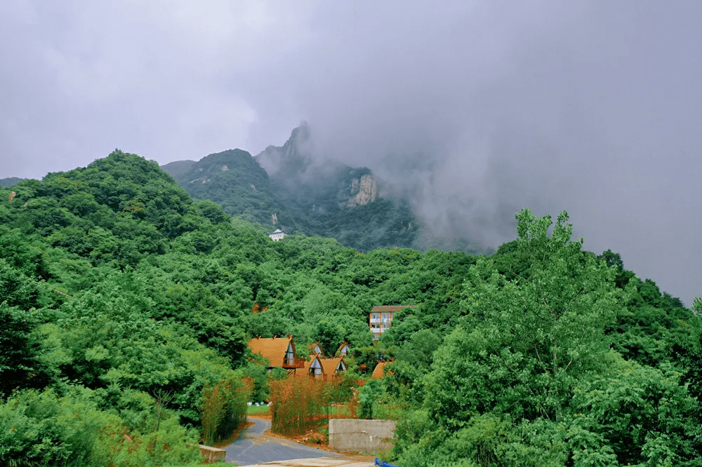 云上伴山位于河南省南阳市南召县四棵树乡五朵山风景区内,有大套四间