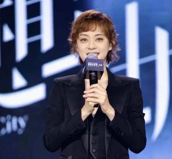 39岁孙俪又换新发型,"男相"十足显脸长!