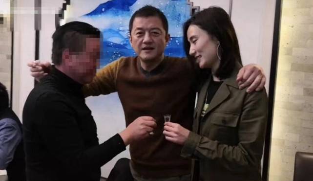 李亚鹏带新女友应酬,席间敬酒合影,这都是以前王菲不愿做的事?