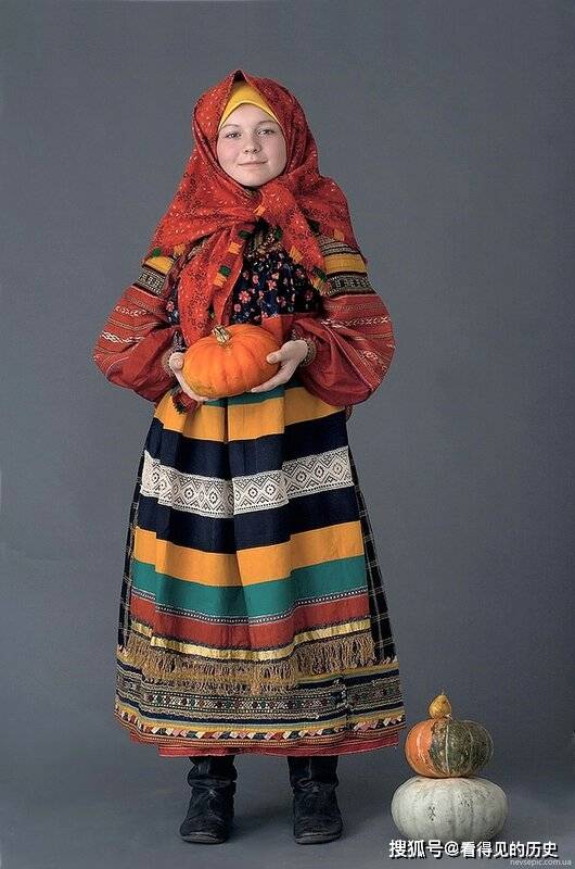 老照片身穿民族服装的俄罗斯美女仪态万千