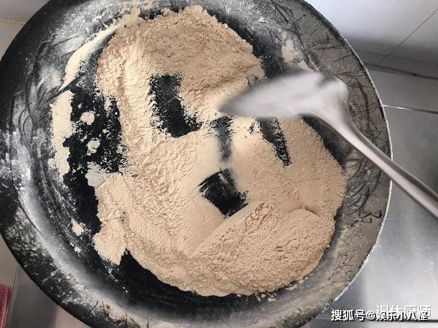 原创面粉入锅这样一炒,一周的早餐都有了,热水一冲,营养又暖胃