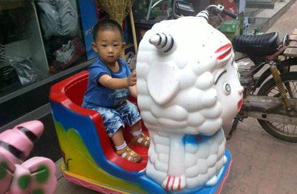 男子没钱上网 深夜去偷摇摇车里的硬币 考虑过喜羊羊的感受吗