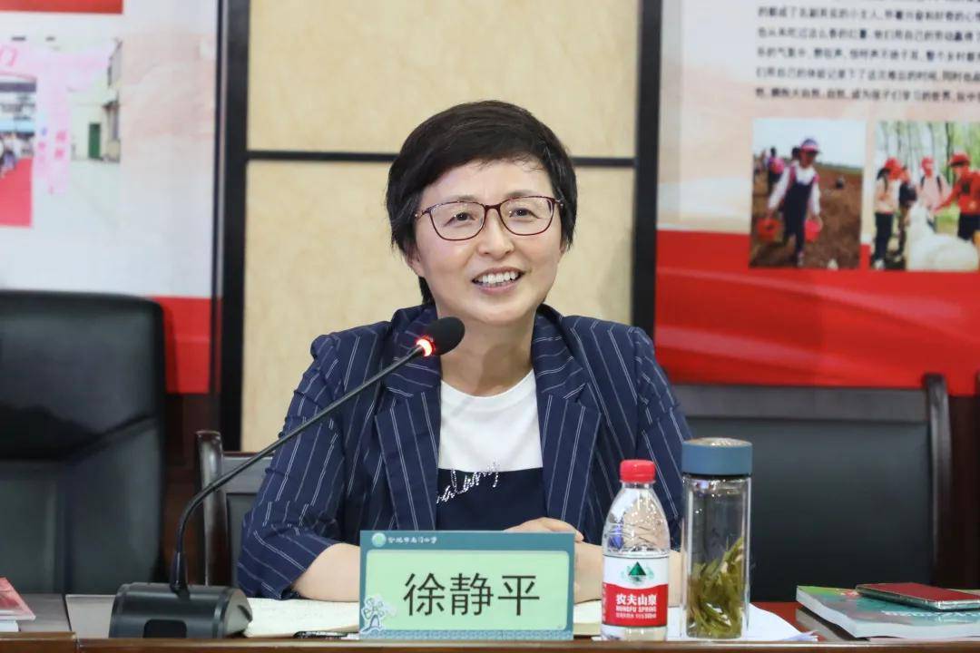徐静平介绍有关情况并提出建议▲费广海介绍办学情况"我有几个问题