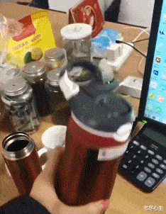 伴娘还算体贴,偷偷地帮我把瓶子里的白酒换成了白开水.