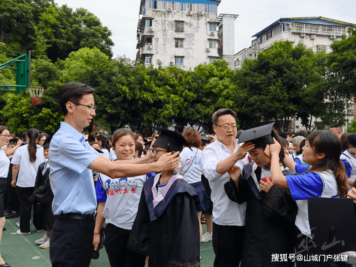 南峰小学举行2021届学生毕业典礼