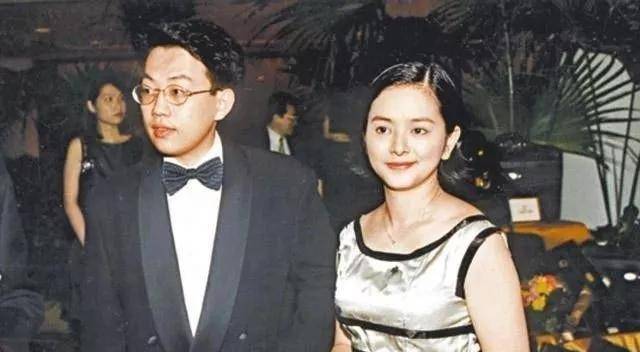 陈柏浩长相清秀又年轻多金,从形象上看,他们也算是郎才女貌十分般配.