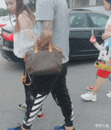 搞笑gif:老司机,货车都被你开出赛车的感觉了!