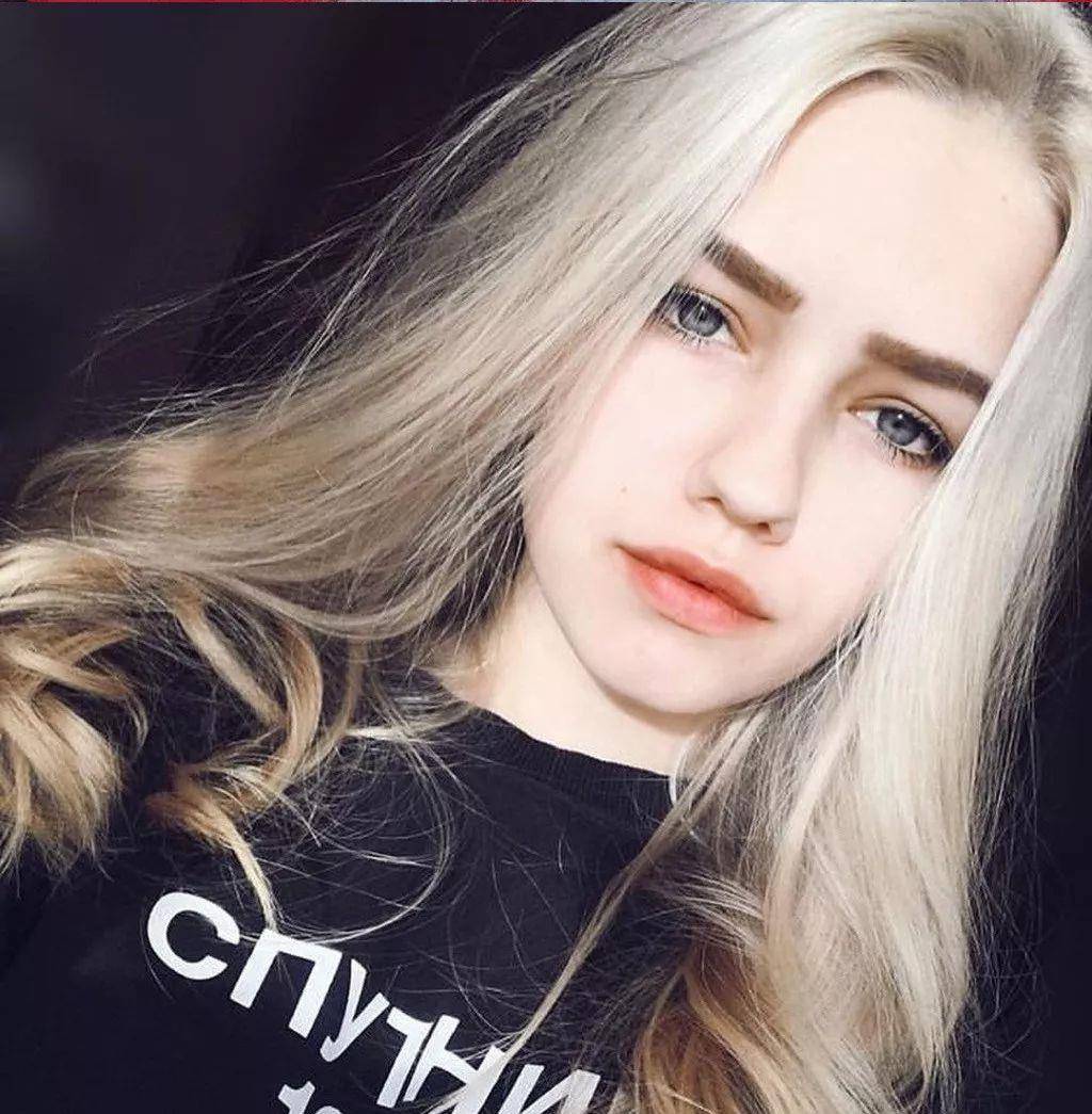 18岁俄罗斯少女把头发当调色板把脸当画布狂吸80000粉丝