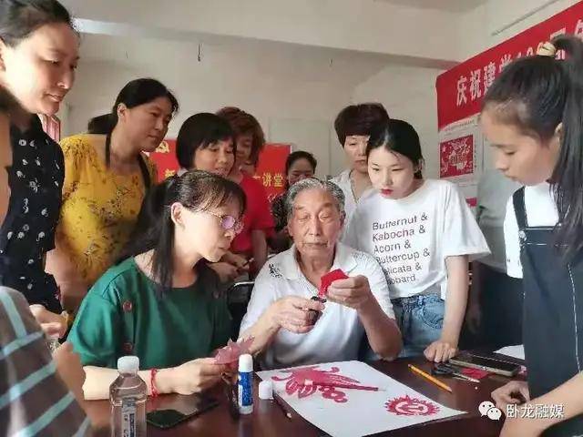 南阳非遗传承人吕登阁:巧手剪纸颂党恩