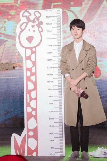 自己的鞋子,亲自测量自己的身高,从照片中可以看到他的身高接近185cm