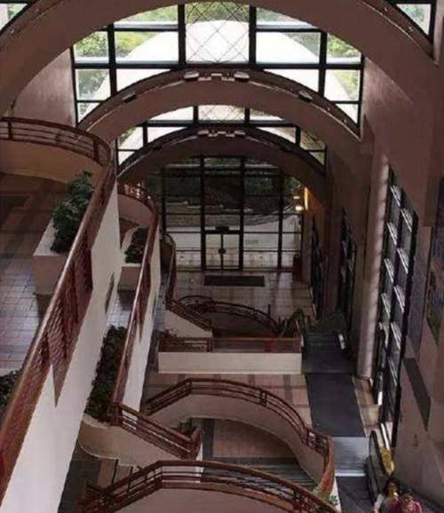 风水大师蔡伯励一句你亡妻死得惨就收了李嘉诚200万