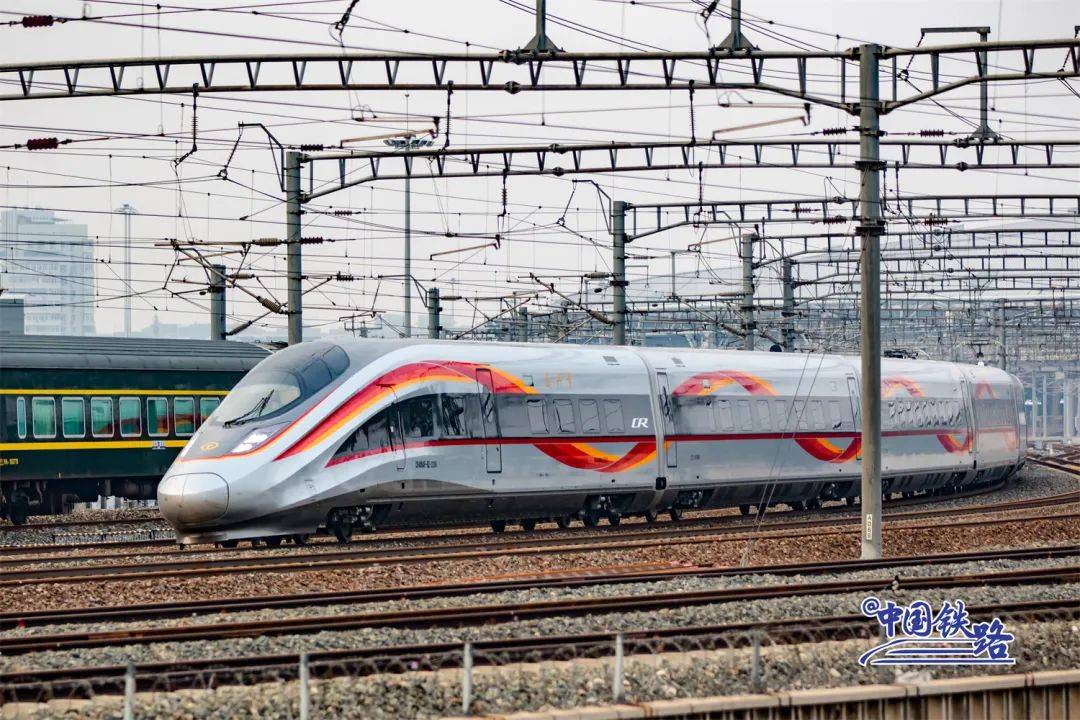 实拍最长复兴号智能动车组标准跑道一圈放不下