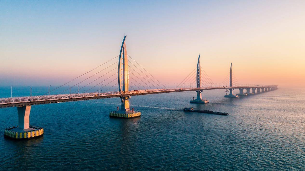 跑港珠澳大桥的时候汽车没油了怎么办?设计师:早就为你们想好了