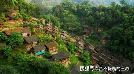 施秉少数民族人口占到全县人口一半以上,主要有苗族,侗族,彝族等.